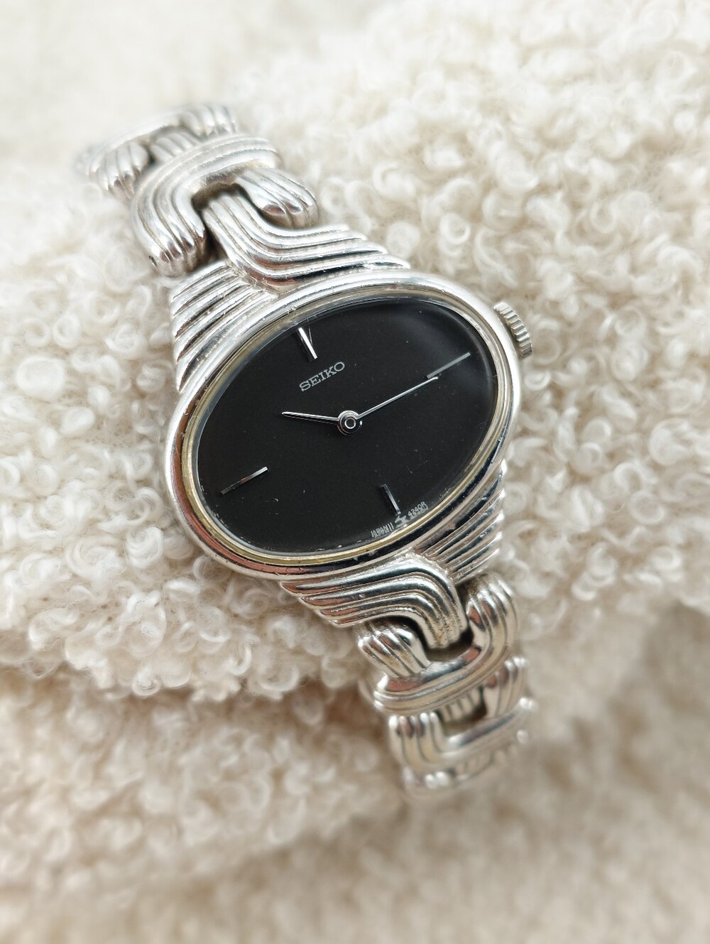 Seiko Women’s Watch 11-8250 Vintage Mechanical Hand Wind Sculptural 27mm Working - Picture 7 of 9